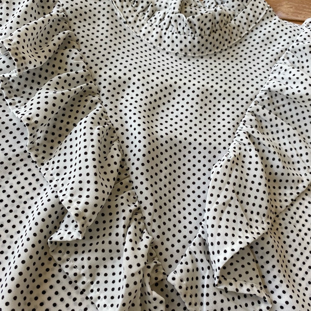 EUC Who What Wear sleeveless blouse back button closure